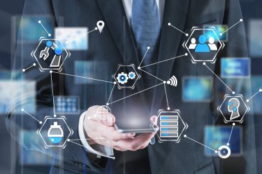 Akıllı telefonlu adam, dijital iş arayüzü