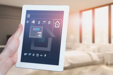 Akıllı ev arayüzü, yatak odasında tablet ile adam