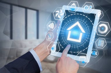 Tabletli adam, yatak odasında akıllı ev arayüzü