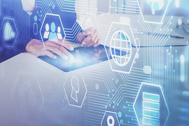 Tablet kullanan kadın elleri, dijital arayüz