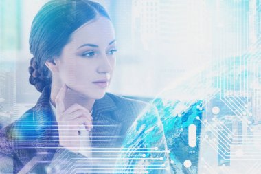 Dijital Dünya'ya bakan pensive genç kadın