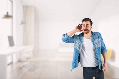 Gündelik genç adam ofiste dinleme