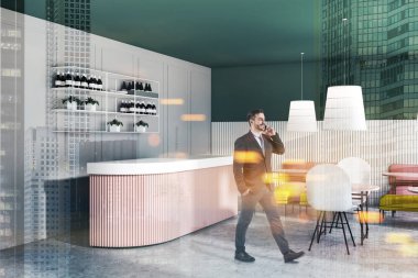 Yeşil bar iç telefon ile Adam