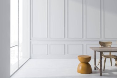 İçi beyaz yemek odası, duvarla kaplı.