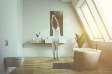 Tavan arasında tuvaleti olan bir kadın.