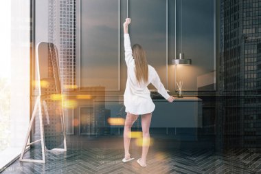 Siyah banyolu bir kadın.