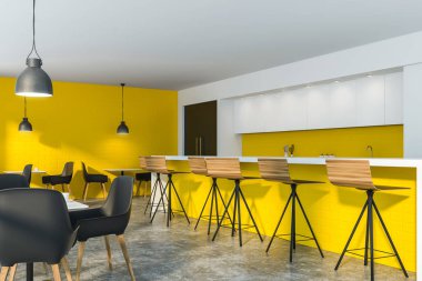 Bar ile parlak sarı pub iç