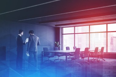 Ofis toplantı odasında belgeleri olan erkekler