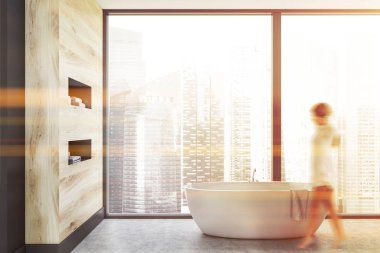 Panoramik banyoda yürüyen bir kadın.