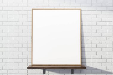 Ahşap rafta sahte poster