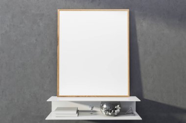 Beton odada kitaplık üzerinde poster mock up