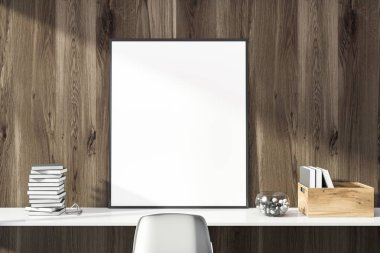 Ahşap odada masa üzerinde poster çerçevesi