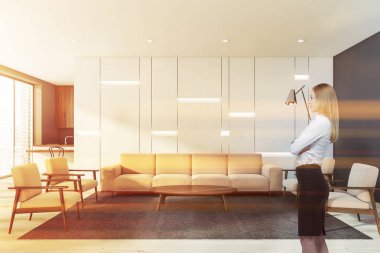 Beyaz oturma odasında sarışın kadın