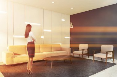 Beyaz ve gri oturma odasında koyu saçlı kadın