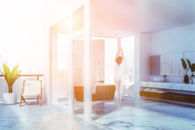 Banyosu balkonlu bir kadın.