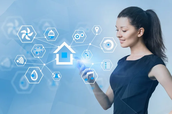 Donna sorridente con telefono, interfaccia smart home — Foto Stock