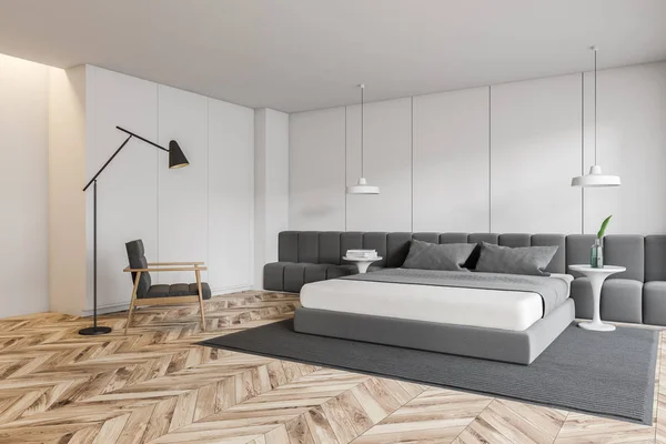 Witte master bedroom hoek met fauteuil — Stockfoto