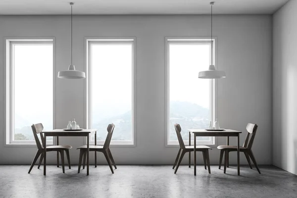 Interno di caffè bianco con vista sulle montagne — Foto Stock