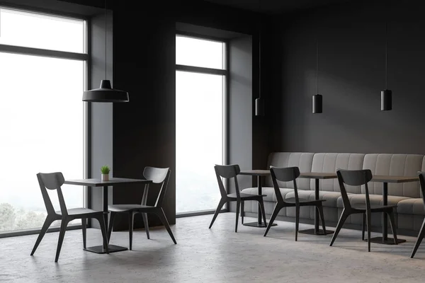 Интерьер кафе в стиле лофт с диванами и стульями — стоковое фото