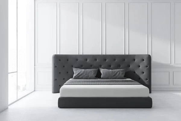 Intérieur chambre blanche avec lit gris — Photo