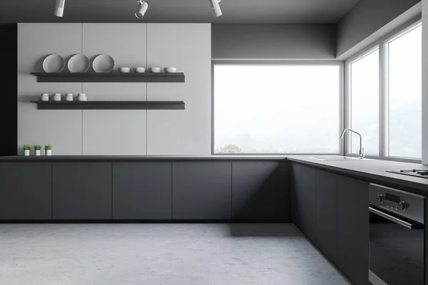 Graue und hölzerne Panoramaküche mit Regalen — Stockfoto