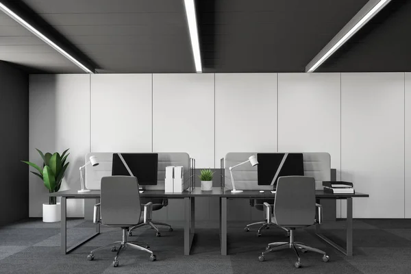 Bílá otevřená kancelář s šedými stoly — Stock fotografie