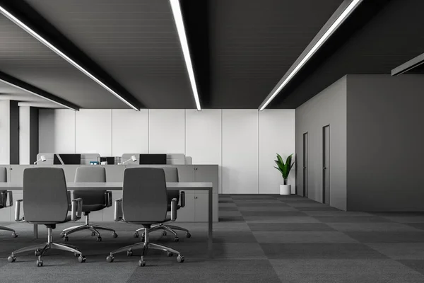 Сірий конференц-зал в сучасному офісі — стокове фото