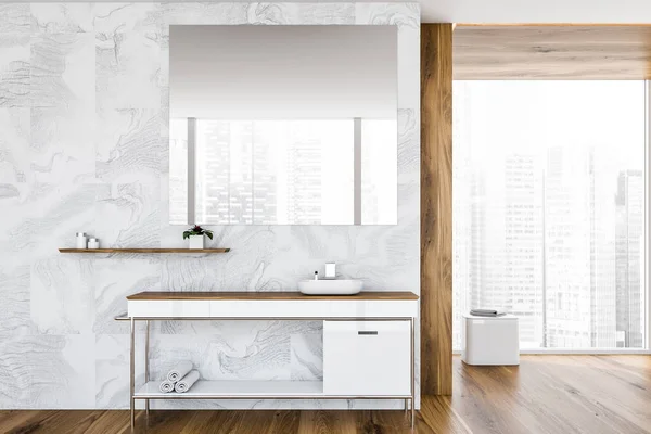 Белая панорамная ванная комната — стоковое фото