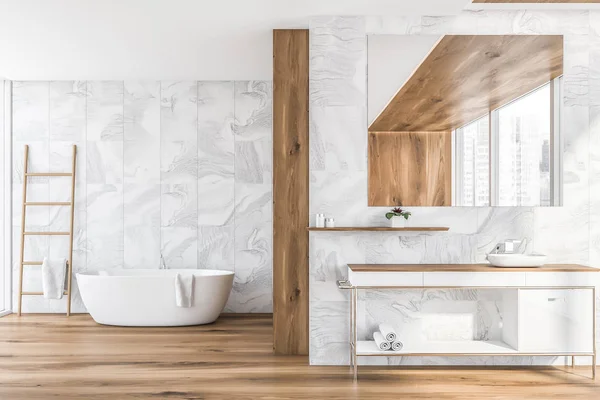 Bagno in marmo bianco con scala — Foto Stock