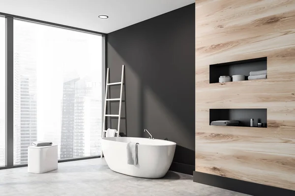 Canto do banheiro cinza e de madeira, banheira e escada — Fotografia de Stock