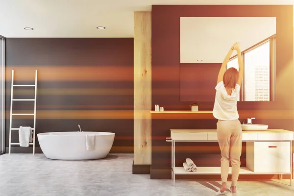 Mujer en baño negro y de madera — Foto de Stock