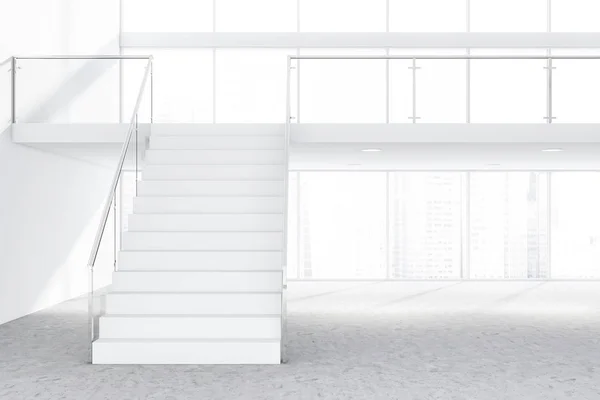 Quarto industrial branco vazio com escadas — Fotografia de Stock