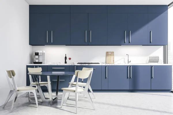 Cozinha branca com balcões azuis e mesa — Fotografia de Stock