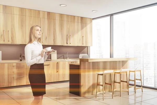 Mulher loira com café na cozinha — Fotografia de Stock