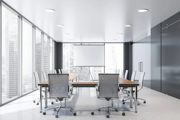Interior de la sala de reuniones negra con pantalla de proyección —  Fotos de Stock