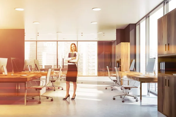 Femme avec dossier en bureau gris et bois — Photo