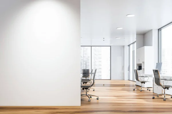 Biała otwarta przestrzeń biurowa z makiety ściany — Zdjęcie stockowe