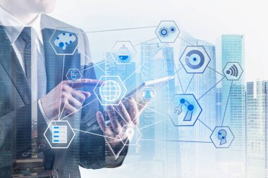 Şehir dijital iş arayüzü tablet ile Man