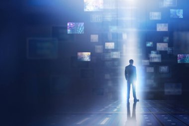 Soyut sanal bilgi arabirimini kullanan adam