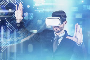 Vr kulaklıktaki adam akış teknolojisiyle çalışır