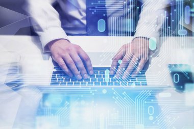 Dizüstü bilgisayarda yazan adam, büyük veri