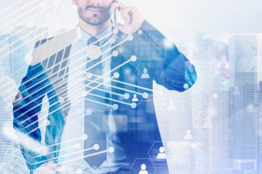 Şehirde telefon ile Adam, sosyal bağlantı