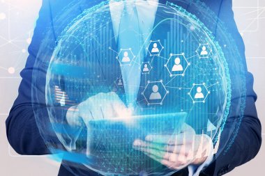 Sosyal bağlantı arabirimi kullanarak tabletile adam