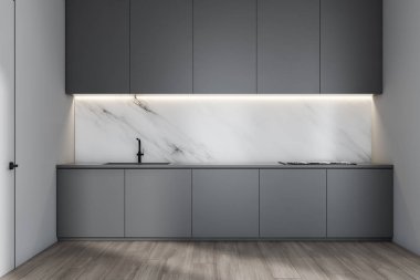 Gri tezgahlı beyaz mermer mutfak