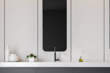 Ayna ile gri banyo lavabo