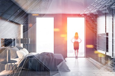 Yatak odasında televizyonlu bir kadın var.