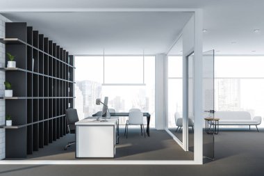 Beyaz yöneticinin bürosu dinlenme odasıyla birlikte.