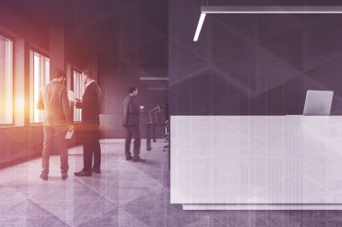 Resepsiyon masası ile gri ofiste insanlar