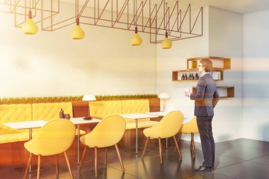 Modern pub iç takım elbiseli Adam