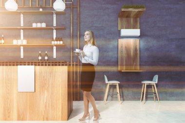 Modern pub iç pensive kadın